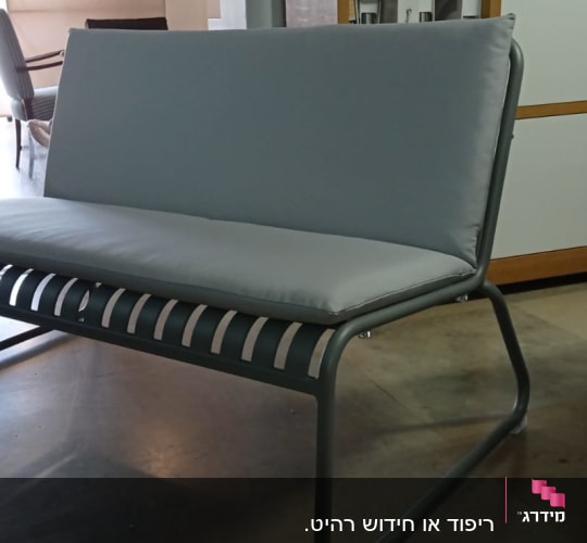 ספה עם ריפוד אפור על מסגרת מתכת